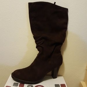 LASTCHANCE Brown suede boots never worn size 7